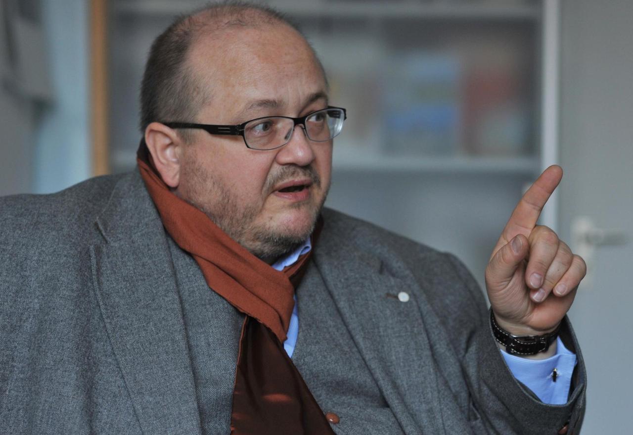 Nils Busch-Petersen, Chef des Berliner Einzelhandelsverbandes, schaut in Richtung eines Gesprächspartners Nils Busch-Petersen, Chef des Berliner Einzelhandelsverbandes, schaut in Richtung eines Gesprächspartners