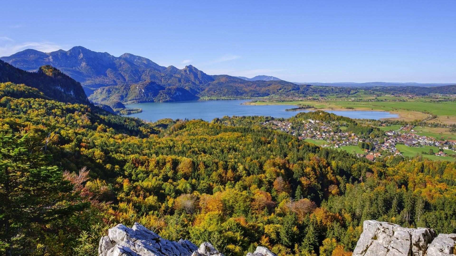 Kochelsee mit Herzogstand und Heimgarten, Ausblick vom Stutzenstein in Oberbayern Kochelsee mit Herzogstand und Heimgarten, Ausblick vom Stutzenstein in Oberbayern