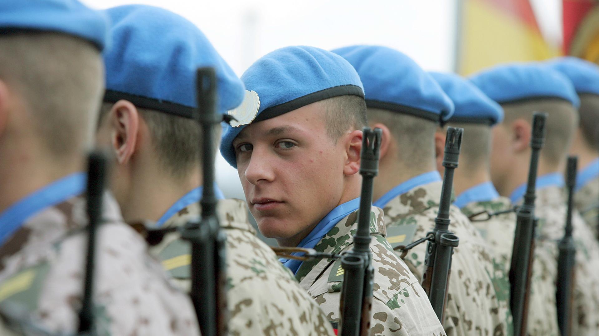 Eine Ehrenformation der deutschen Bundeswehr soll 2016 im Rahmen eines UN-Marineverbandes Waffenlieferungen an die radikal-islamische Hisbollah im Libanon verhindern. Eine Ehrenformation der deutschen Bundeswehr soll 2016 im Rahmen eines UN-Marineverbandes Waffenlieferungen an die radikal-islamische Hisbollah im Libanon verhindern.