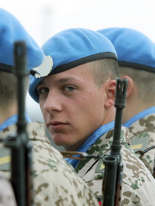 Eine Ehrenformation der deutschen Bundeswehr soll 2016 im Rahmen eines UN-Marineverbandes Waffenlieferungen an die radikal-islamische Hisbollah im Libanon verhindern.