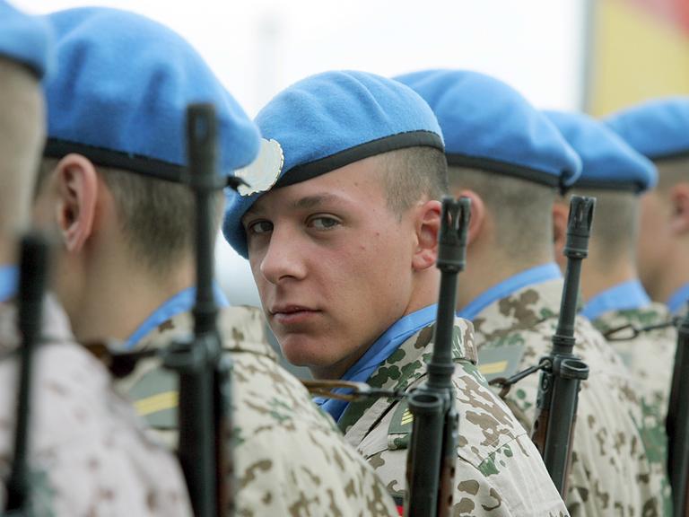 Eine Ehrenformation der deutschen Bundeswehr soll 2016 im Rahmen eines UN-Marineverbandes Waffenlieferungen an die radikal-islamische Hisbollah im Libanon verhindern.