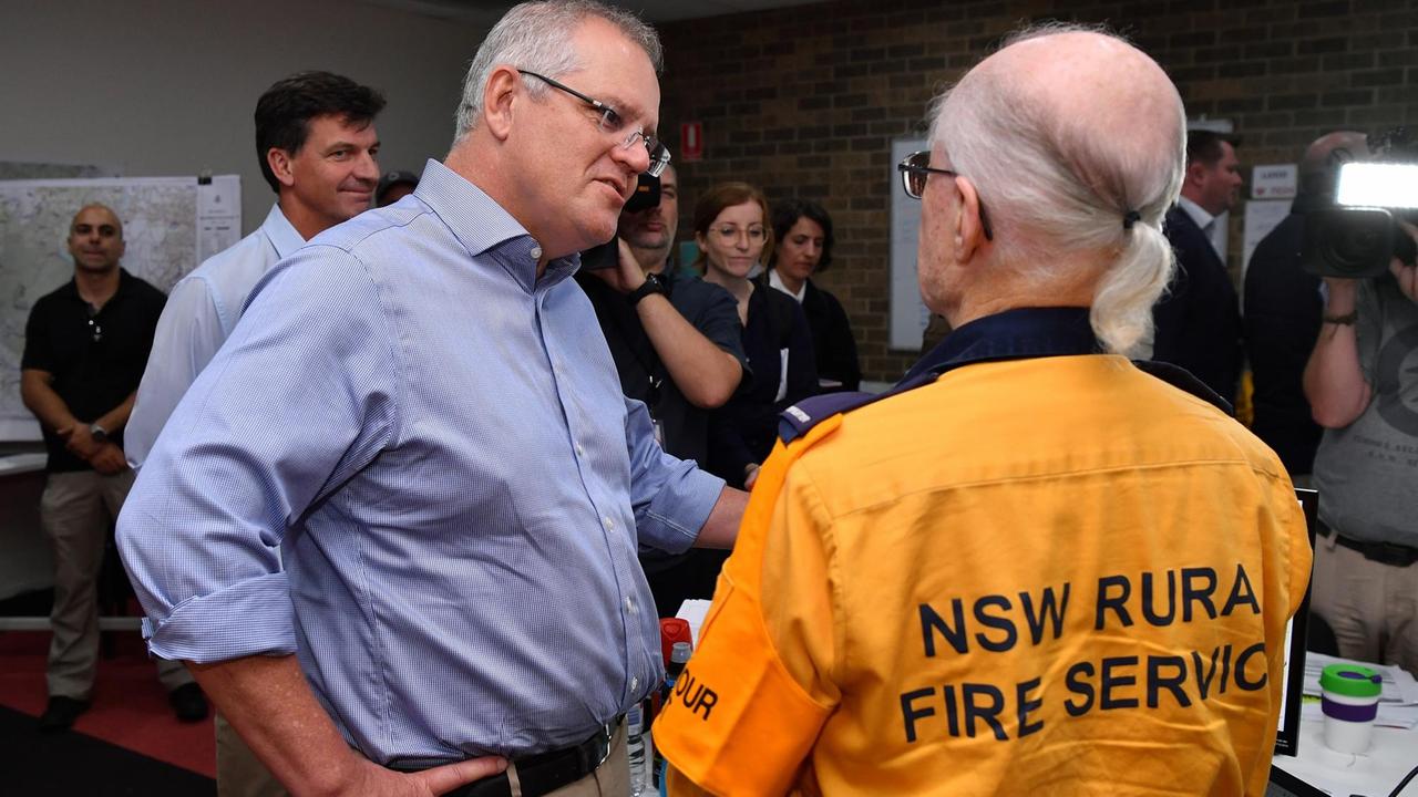 Australiens Regierungschef Scott Morrison bei der Feuerwehr in Sydney.