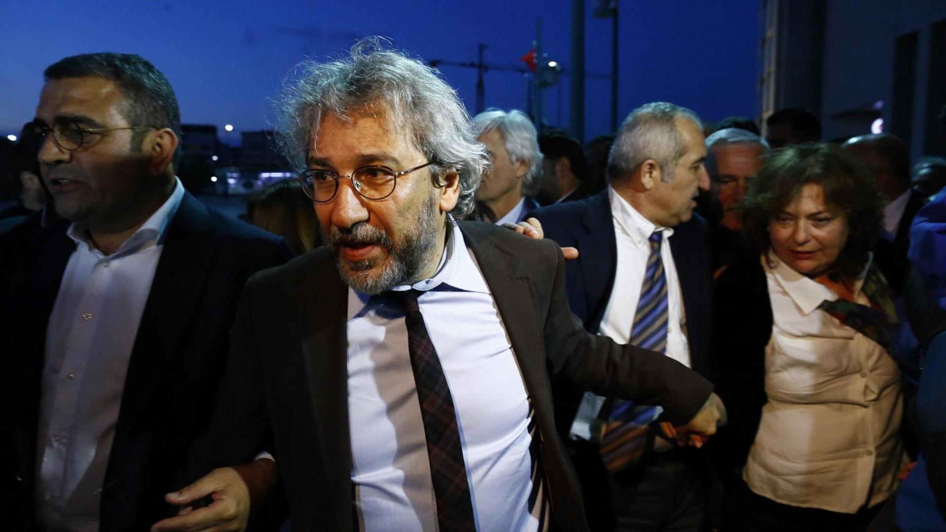 Der Chefredakteur der türkischen Zeitung "Cumhuriyet", Can Dündar, nach der Bekanntgabe des Urteils eine Istanbuler Gerichts gegen ihn am 6.5.2016. Der Chefredakteur der türkischen Zeitung "Cumhuriyet", Can Dündar, nach der Bekanntgabe des Urteils eine Istanbuler Gerichts gegen ihn am 6.5.2016.