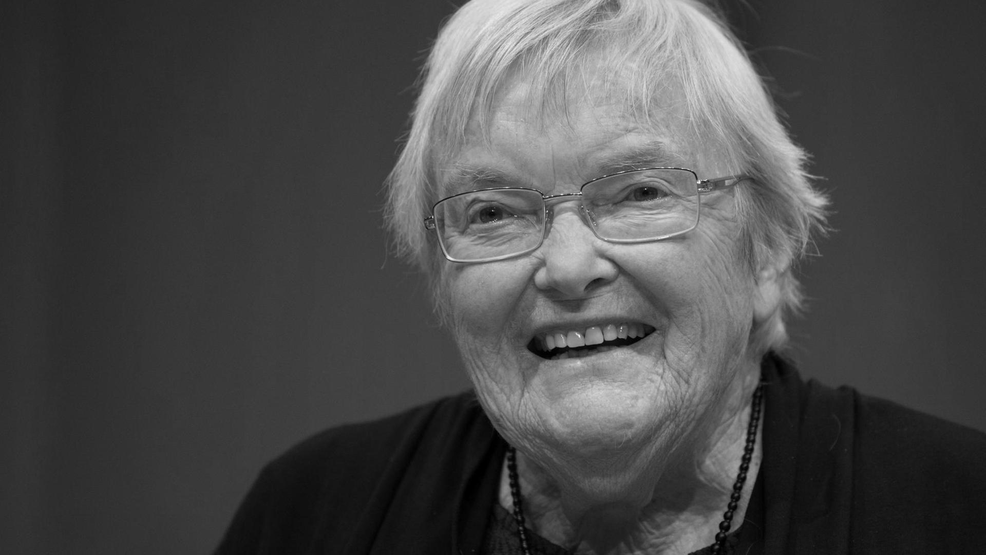 Die Autorin Gudrun Pausewang lächelt am 13.10.2017 bei der Verleihung des Deutschen Jugendliteraturpreises 2017 auf der Buchmesse in Frankfurt am Main (Hessen). Die politisch engagierte 89-Jährige erhielt den Sonderpreis für ihr Gesamtwerk. (zu dpa "Jugendliteraturpreis vergeben - Sonderpreis für Gudrun Pausewang" vom 13.10.2017) Foto: Arne Dedert/dpa | Verwendung weltweit Die Autorin Gudrun Pausewang lächelt am 13.10.2017 bei der Verleihung des Deutschen Jugendliteraturpreises 2017 auf der Buchmesse in Frankfurt am Main (Hessen). Die politisch engagierte 89-Jährige erhielt den Sonderpreis für ihr Gesamtwerk. (zu dpa "Jugendliteraturpreis vergeben - Sonderpreis für Gudrun Pausewang" vom 13.10.2017) Foto: Arne Dedert/dpa | Verwendung weltweit