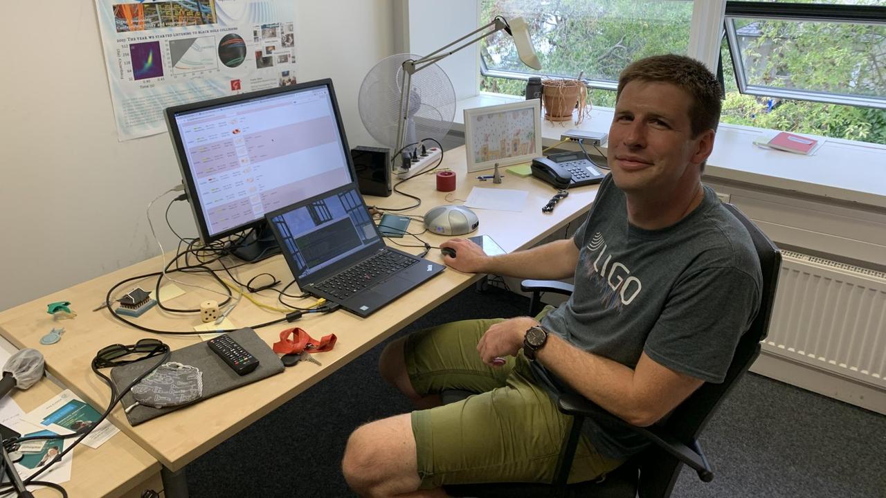 Frank Ohme vom Max-Planck-Institut für Gravitationsphysik in Hannover sitzt an seinem Schreibtisch vor dem Rechner Frank Ohme vom Max-Planck-Institut für Gravitationsphysik in Hannover sitzt an seinem Schreibtisch vor dem Rechner