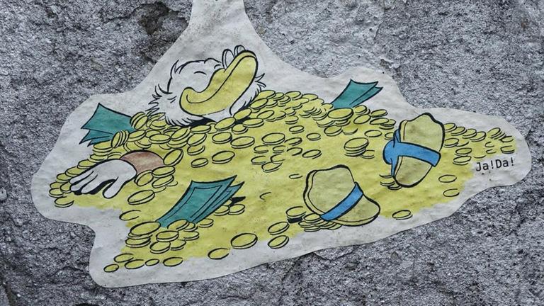 Streetart mit Dagobert Duck, der in Geld badet Streetart mit Dagobert Duck, der in Geld badet
