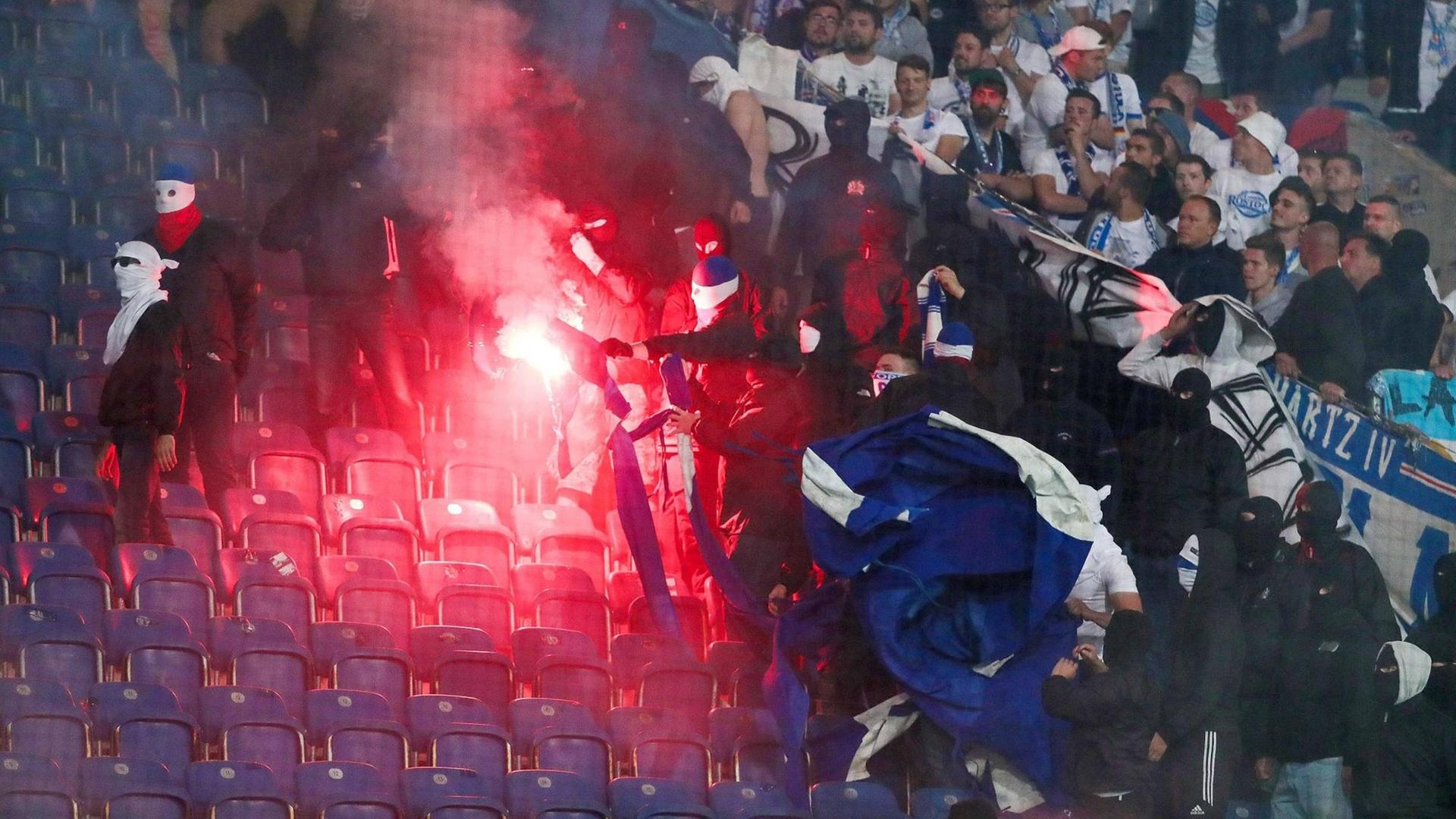 Ultras von Hansa Rostock verbrennen die Fahne von Hertha BSC beim DFB-Pokal-Spiel am 14.08.2017 Ultras von Hansa Rostock verbrennen die Fahne von Hertha BSC beim DFB-Pokal-Spiel am 14.08.2017