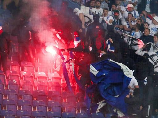 Ultras von Hansa Rostock verbrennen die Fahne von Hertha BSC beim DFB-Pokal-Spiel am 14.08.2017