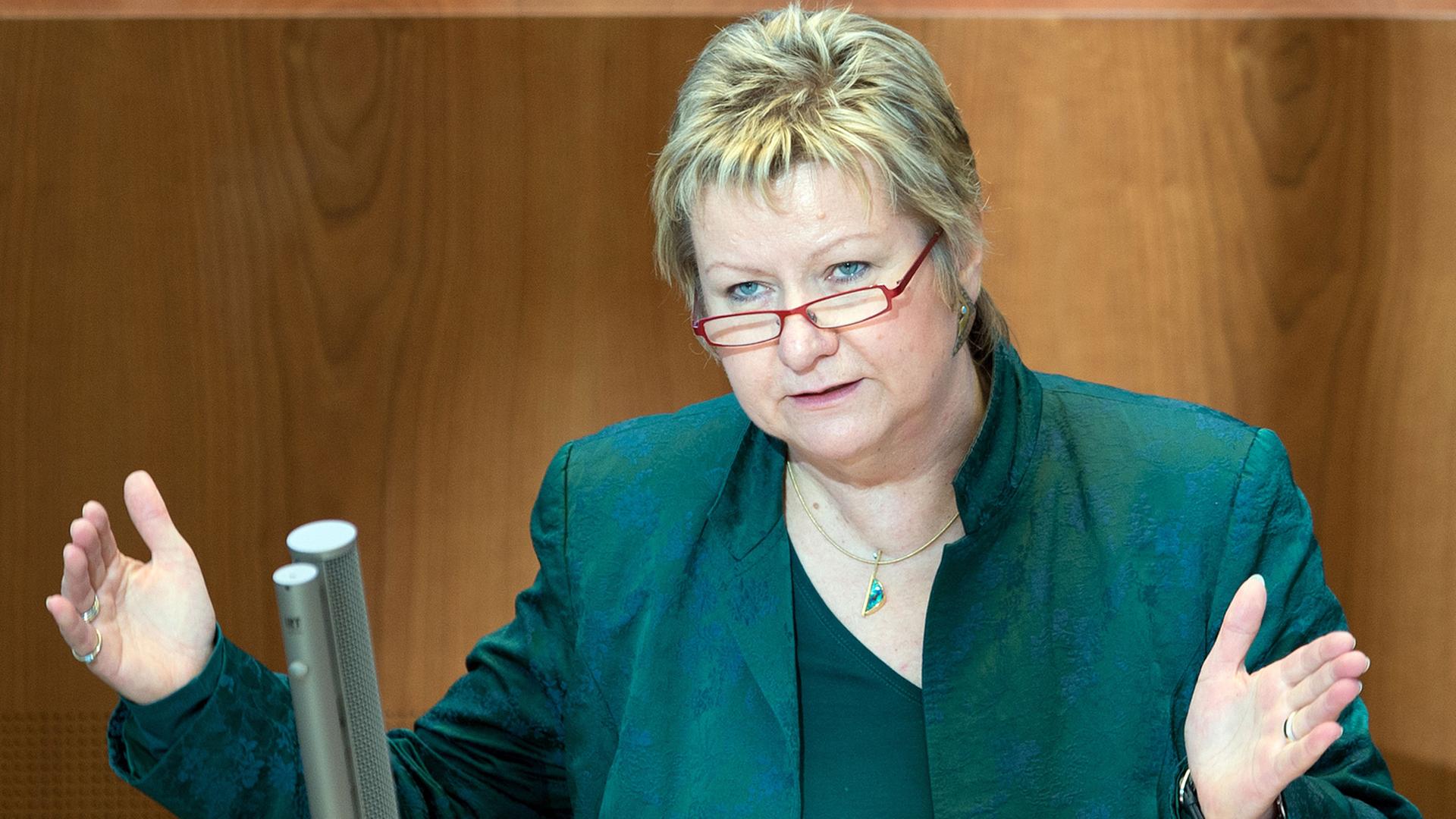 NRW-Schulministerin Sylvia Löhrmann im Landtag. NRW-Schulministerin Sylvia Löhrmann im Landtag.