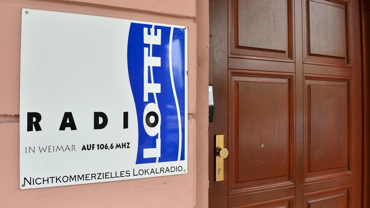 Beim Weimarer Sender Radio Lotte hängt am ein Firmenschild neben der Eingangstür. Beim Weimarer Sender Radio Lotte hängt am ein Firmenschild neben der Eingangstür.