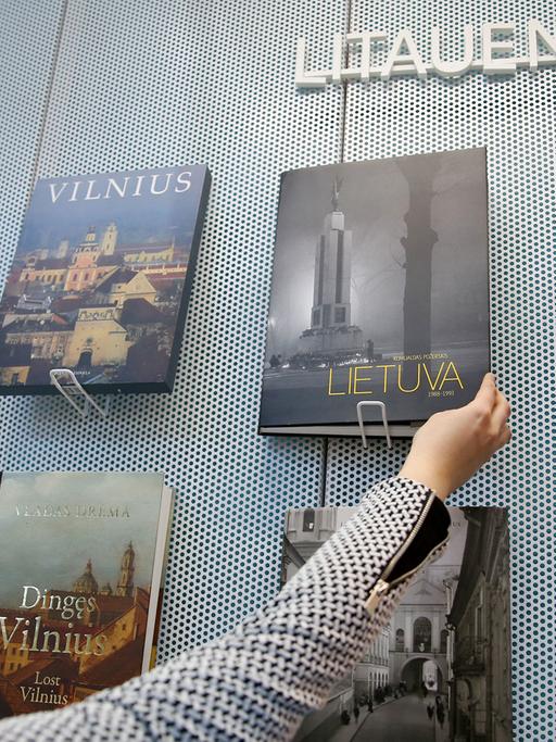 Bücher am Stand von Litauen auf der Leipziger Buchmesse im März 2016