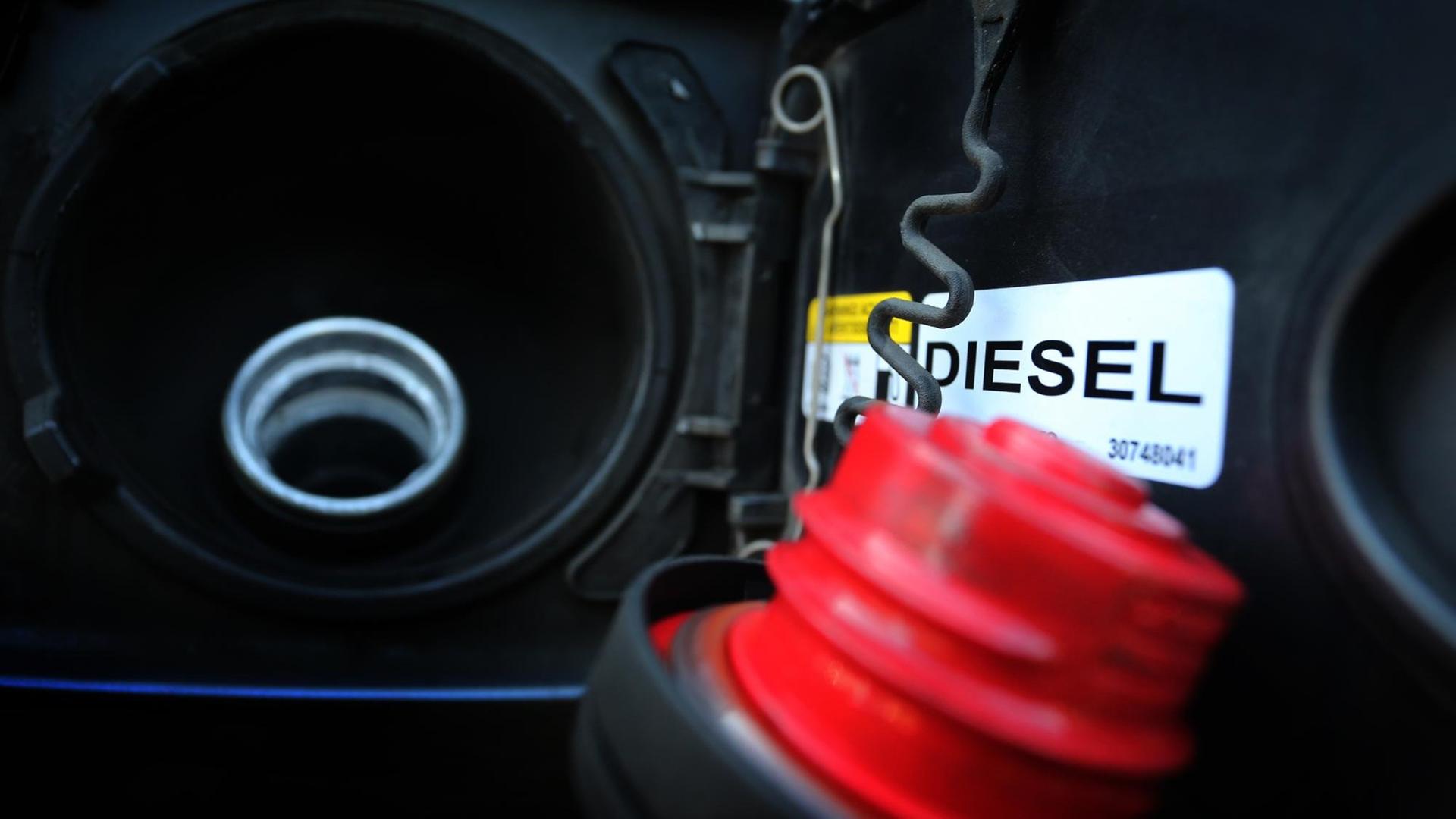 Das Wort Diesel steht an der Innenseite des Tankdeckels eines Dieselautos. Das Wort Diesel steht an der Innenseite des Tankdeckels eines Dieselautos.