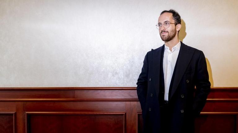 Der Pianist Igor Levit steht mit Händen in den Hosentaschen vor der holzgetäfelten Wand eines Flurs. Der Pianist Igor Levit steht mit Händen in den Hosentaschen vor der holzgetäfelten Wand eines Flurs.