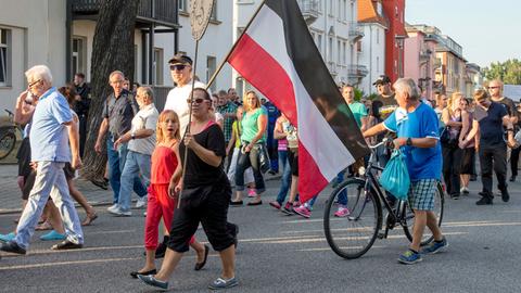 Etwa 1000 Menschen protestierten abends am 21. August 2015 im sächsischen Heidenau gegen die Unterbringung von Asylbewerbern in einem ehemaligen Baumarkt. Später kam es zu rassistischen Ausschreitungen.
