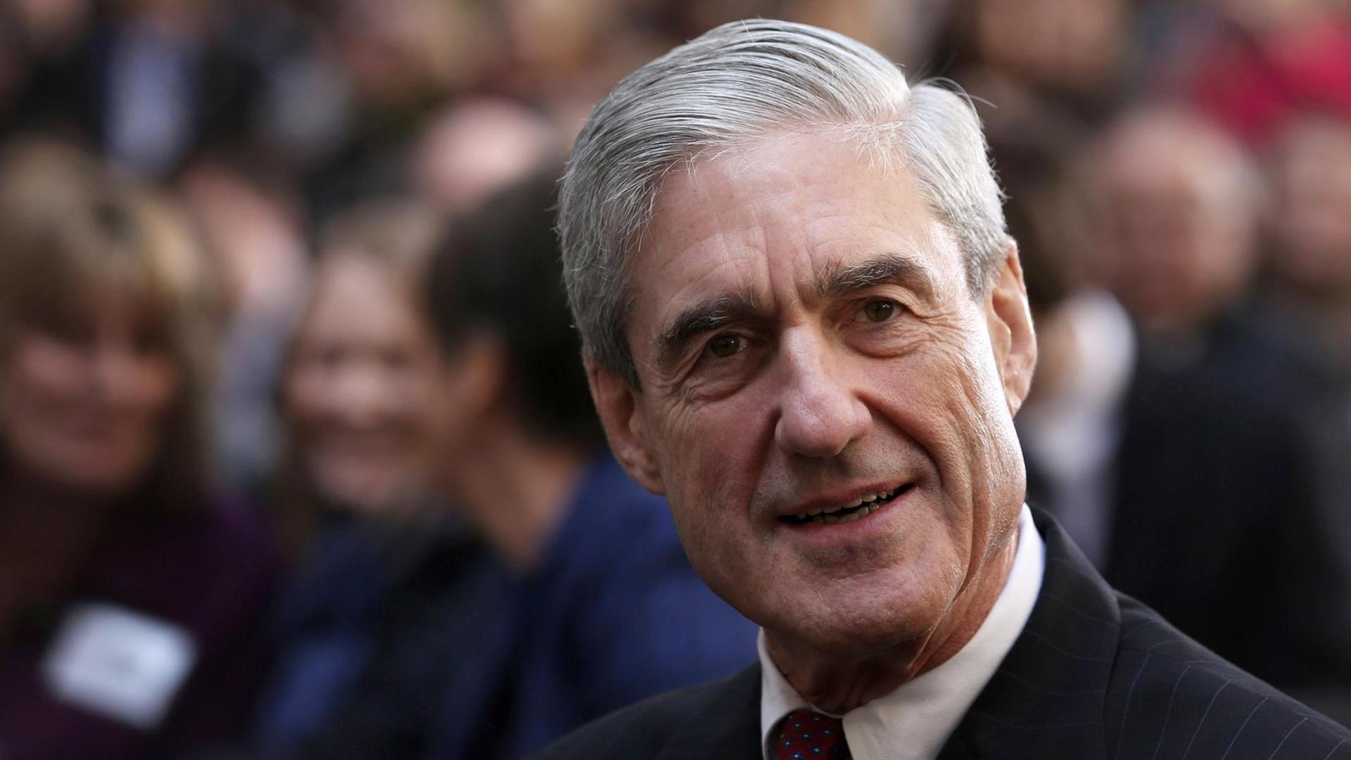 Der ehemalige FBI-Direktor Robert Mueller bei der Vereidigung von James Comey zum neuen Direktor im Oktober 2013 in Washington. Der ehemalige FBI-Direktor Robert Mueller bei der Vereidigung von James Comey zum neuen Direktor im Oktober 2013 in Washington.