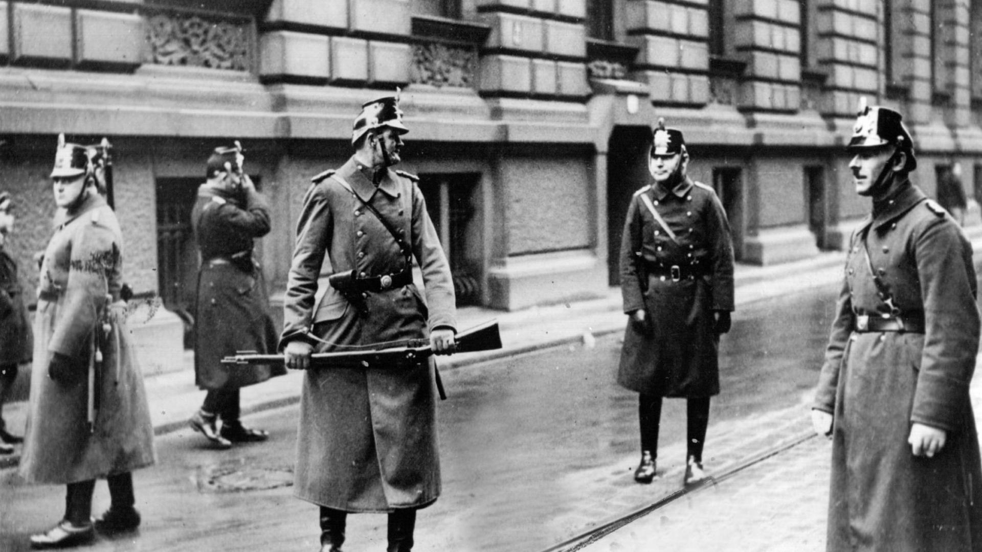 Polizisten im Jahr 1933 in den Straßen Berlins. Polizisten im Jahr 1933 in den Straßen Berlins.