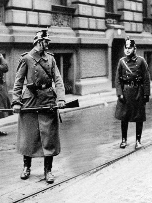 Polizisten im Jahr 1933 in den Straßen Berlins.