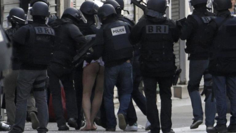 Französische Polizisten führen im Pariser Vorort Saint Denis einen Verdächtigen ab. Französische Polizisten führen im Pariser Vorort Saint Denis einen Verdächtigen ab.