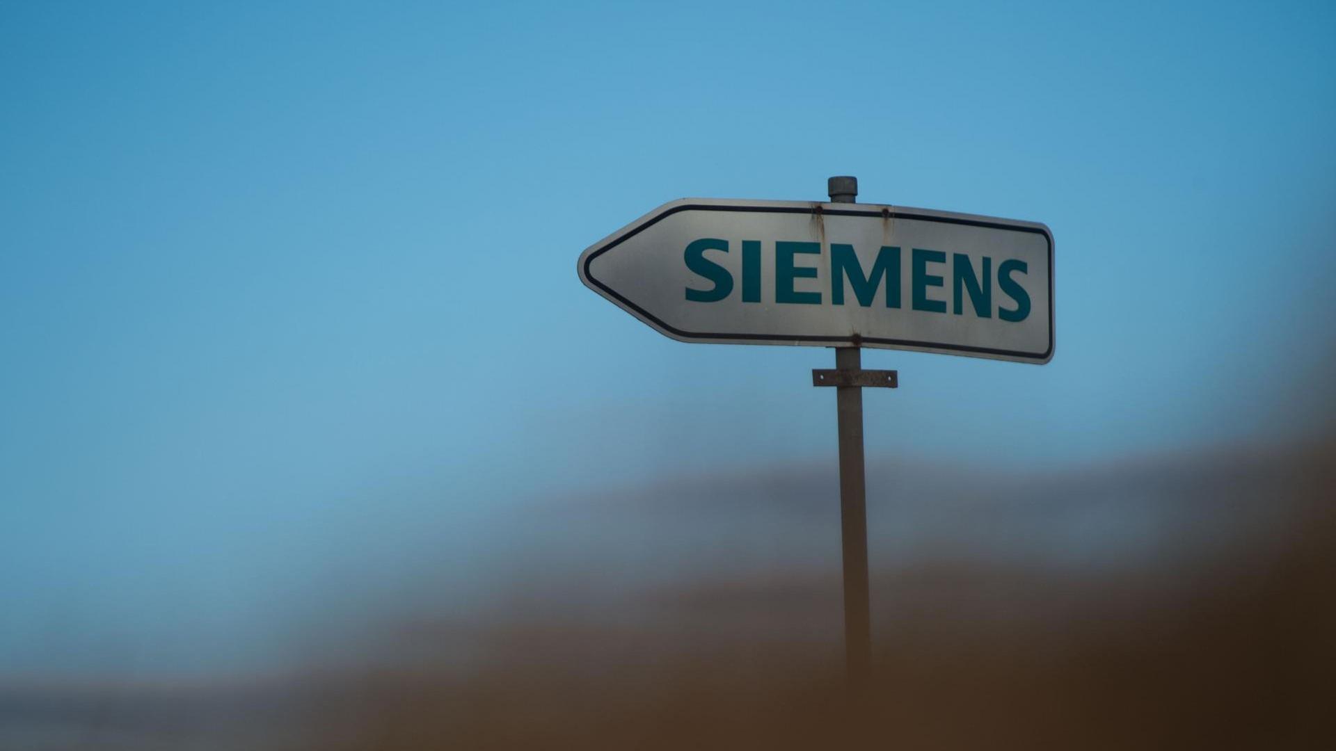 Ein Schild mit dem Logo der Firma Siemens weist ein naheliegendes Siemens-Werk hin. Die Firma hat bereits Erfahrung mit Unternehmensabspaltungen