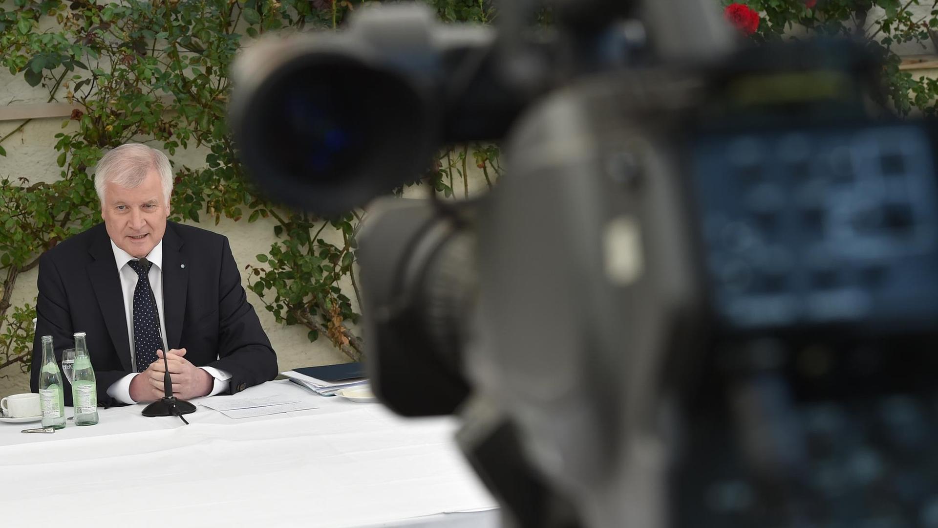 CSU-Chef Horst Seehofer nach der Kabinettsklausur in Gmund CSU-Chef Horst Seehofer nach der Kabinettsklausur in Gmund