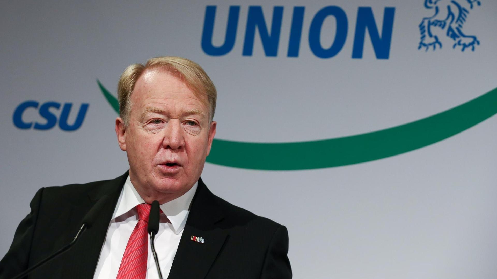 Hans Michelbach, Verbandsvorsitzender und CSU-Bundestagsabgeordneter, spricht am 08.11.2014 während des Bayerischen Mittelstandstags der CSU-Mittelstands-Union in der Konzert- und Kongresshalle Bamberg (Bayern). Hans Michelbach, Verbandsvorsitzender und CSU-Bundestagsabgeordneter, spricht am 08.11.2014 während des Bayerischen Mittelstandstags der CSU-Mittelstands-Union in der Konzert- und Kongresshalle Bamberg (Bayern).