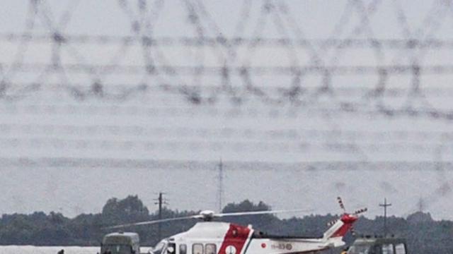 Ein Helikopter landet während der Rettungsaktion auf der Adria-Fähre "Norman Atlantic" auf einem Militärflughafen im süditalienischen Galatina.