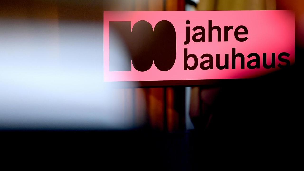 Der Schriftzug "100 jahre bauhaus" bei einer Pressekonferenz zum Bauhaus-Jubiläum. 2019 findet das 100-jährige Gründungsjubiläum des Bauhauses statt. Der Schriftzug "100 jahre bauhaus" bei einer Pressekonferenz zum Bauhaus-Jubiläum. 2019 findet das 100-jährige Gründungsjubiläum des Bauhauses statt.