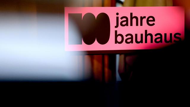 Der Schriftzug "100 jahre bauhaus" bei einer Pressekonferenz zum Bauhaus-Jubiläum. 2019 findet das 100-jährige Gründungsjubiläum des Bauhauses statt.