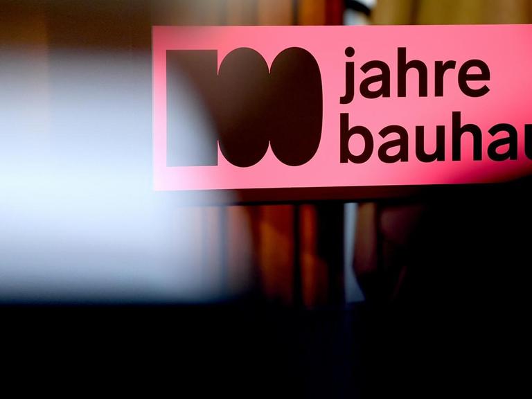 Der Schriftzug "100 jahre bauhaus" bei einer Pressekonferenz zum Bauhaus-Jubiläum. 2019 findet das 100-jährige Gründungsjubiläum des Bauhauses statt.