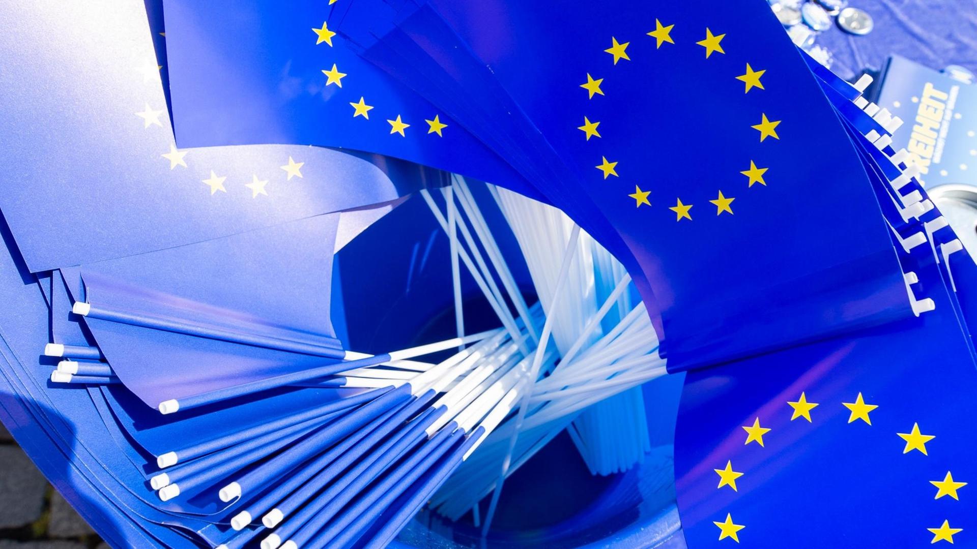 Zahlreiche Europa-Fähnchen sind in einem Eimer am Stand der "Pulse of Europe" in Dresden verstaut. Zahlreiche Europa-Fähnchen sind in einem Eimer am Stand der "Pulse of Europe" in Dresden verstaut.