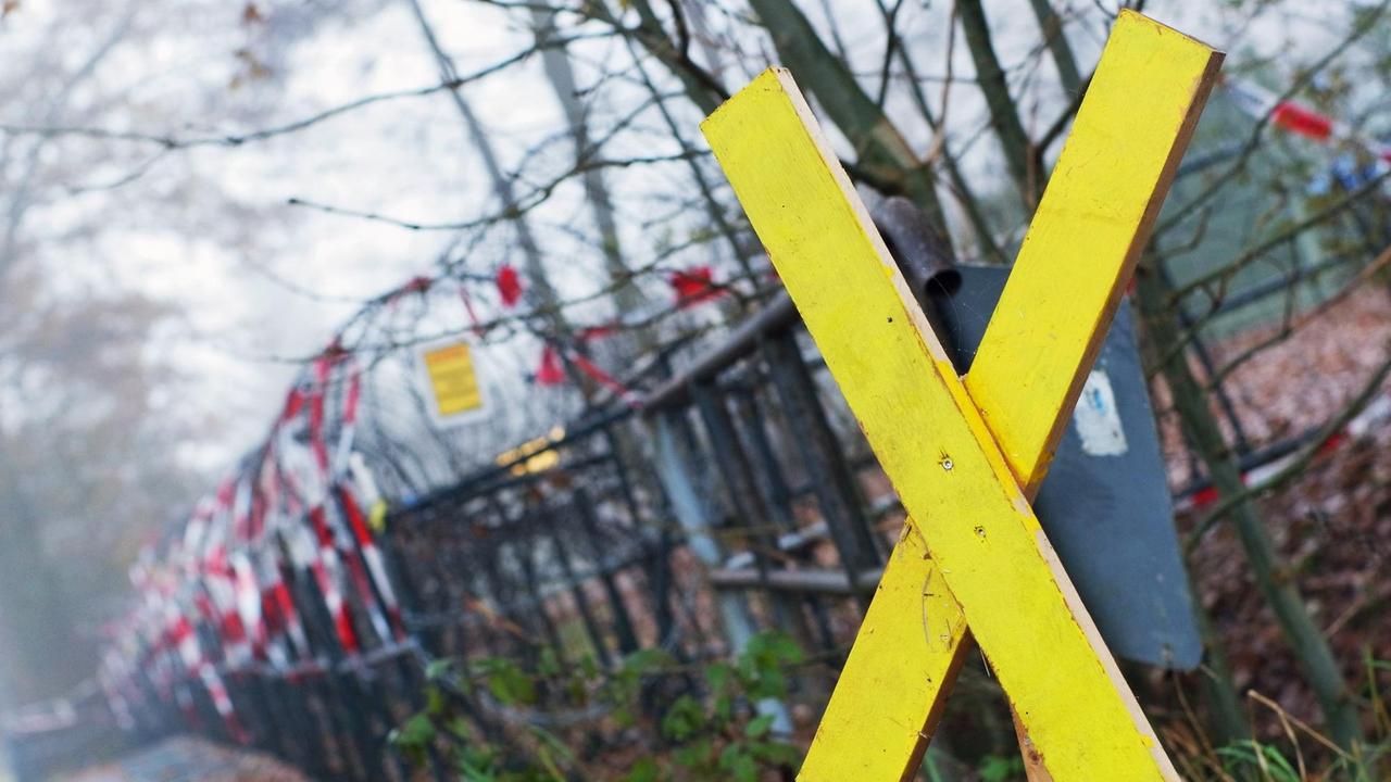 Ein gelbes X aus Holz, Zeichen des Widerstandes gegen die Atomtransporte steht am Mittwoch (23.11.2011) am Umladebahnhof in Dannenberg. Ein gelbes X aus Holz, Zeichen des Widerstandes gegen die Atomtransporte steht am Mittwoch (23.11.2011) am Umladebahnhof in Dannenberg.