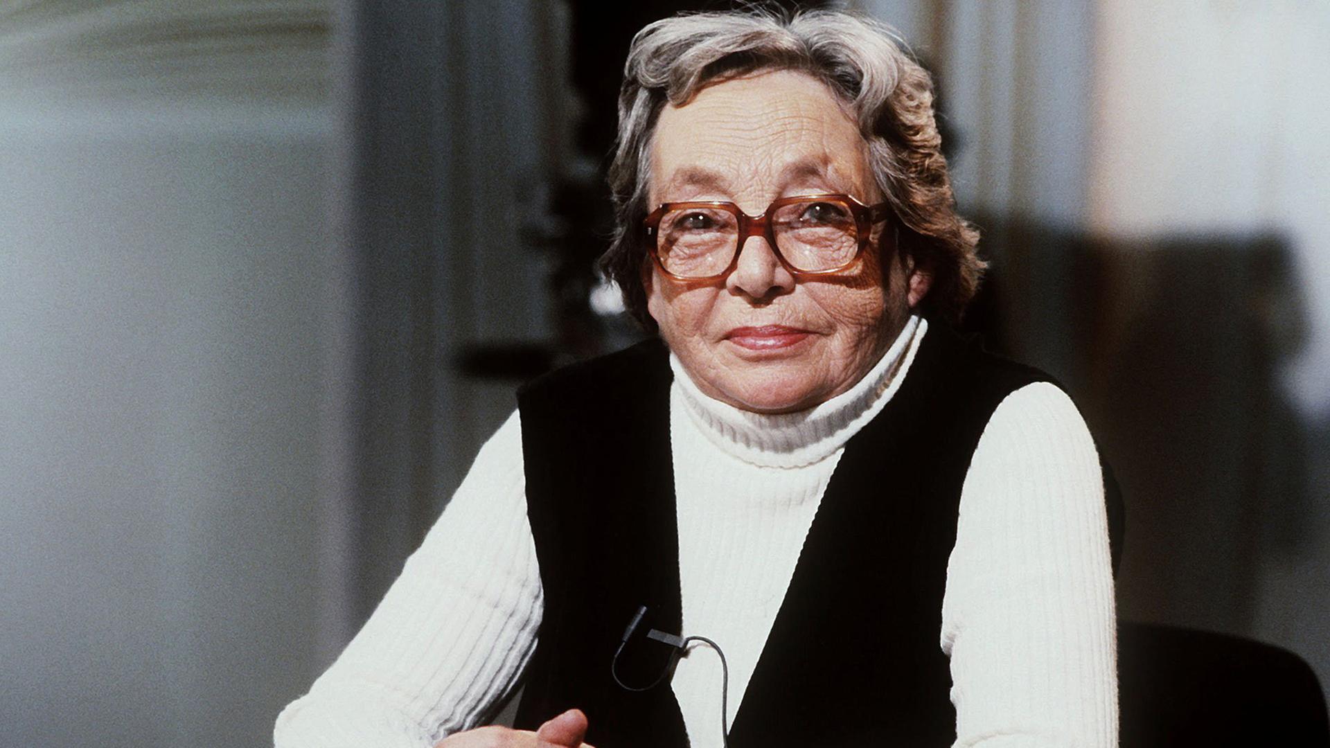 Die französische Schriftstellerin Marguerite Duras am Schreibtisch, hier auf einer Aufnahme aus dem Jahr 1984 Die französische Schriftstellerin Marguerite Duras am Schreibtisch, hier auf einer Aufnahme aus dem Jahr 1984