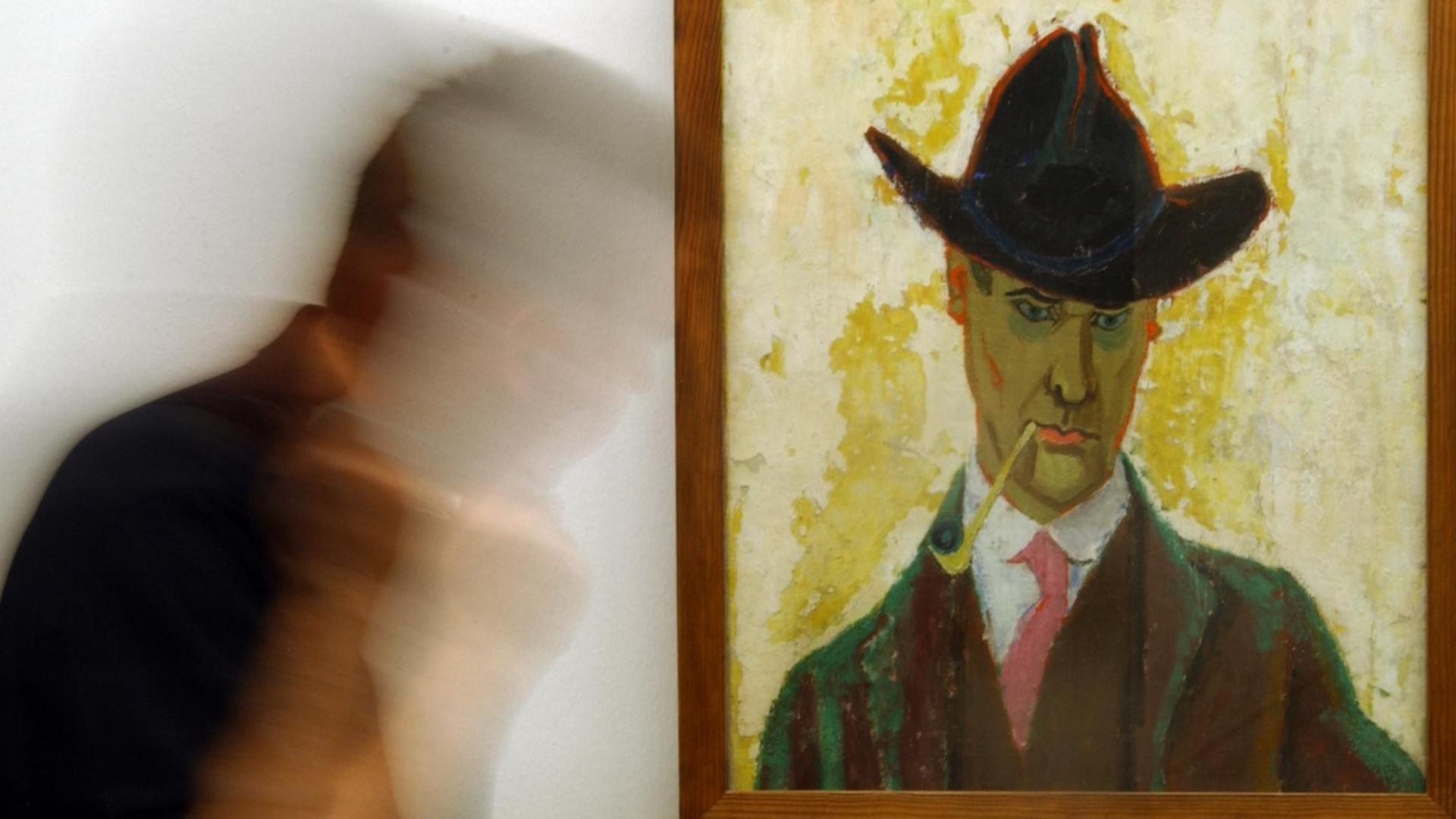 In der Ausstellung "Feininger – Frühe Werke und Freunde" im Wuppertaler Von der Heydt Museum geht ein Besucher an dem Bild "Selbstportrait mit Tonpfeife" von Lyonel Feininger (1871–1956) aus dem Jahr 1910 vorbei. In der Ausstellung "Feininger – Frühe Werke und Freunde" im Wuppertaler Von der Heydt Museum geht ein Besucher an dem Bild "Selbstportrait mit Tonpfeife" von Lyonel Feininger (1871–1956) aus dem Jahr 1910 vorbei.