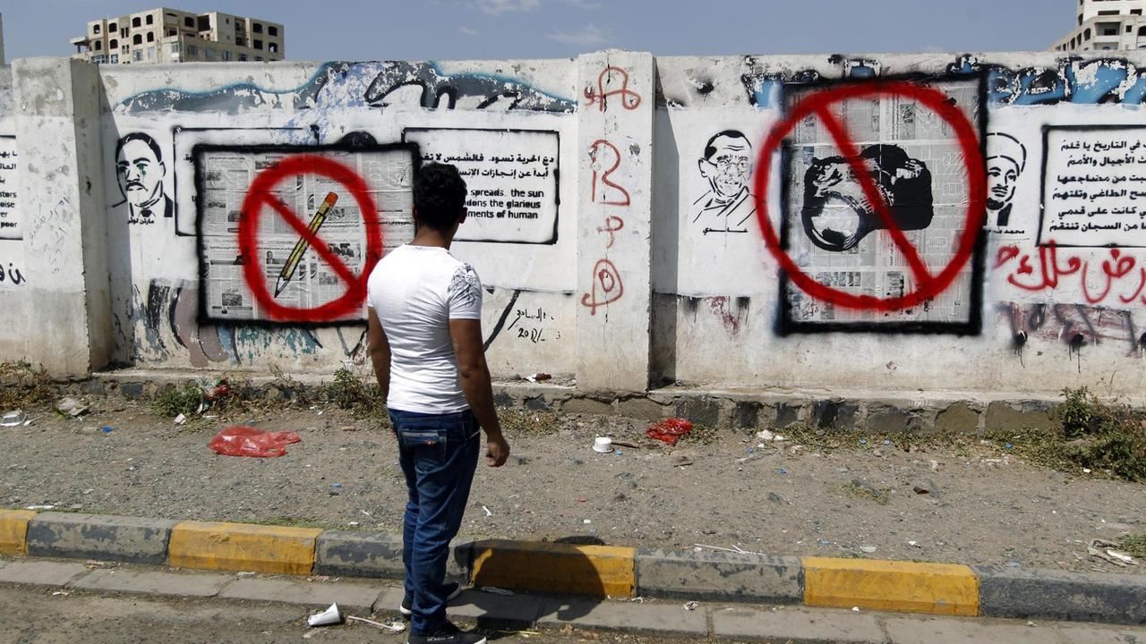 Graffiti in der jemenitischen Hauptstadt Sanaa: Eine Kamera und Stift und Papier sind wie auf einem roten Verbotsschild durchgestrichen Graffiti in der jemenitischen Hauptstadt Sanaa: Eine Kamera und Stift und Papier sind wie auf einem roten Verbotsschild durchgestrichen