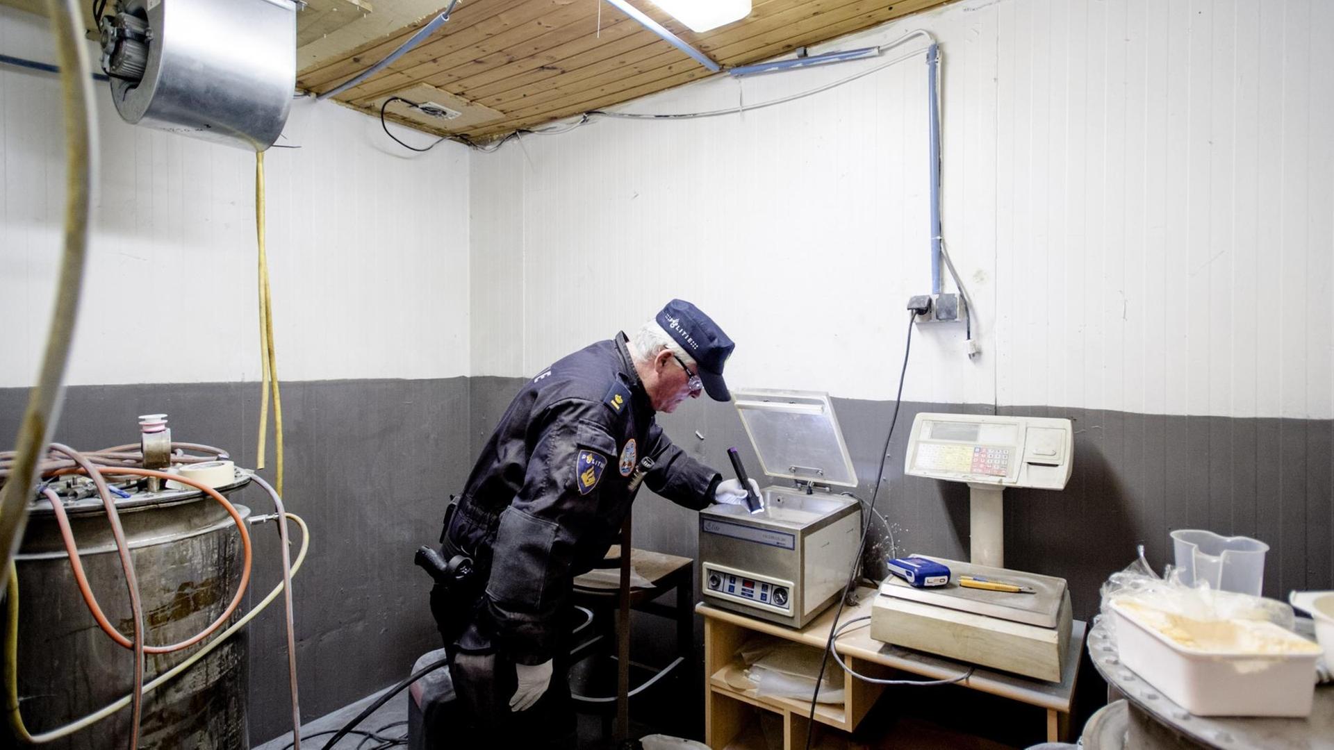 Polizisten entdecken bei einer Razzia ein Drogenlabor in einer Scheune in Moergestel in den Niederlanden Polizisten entdecken bei einer Razzia ein Drogenlabor in einer Scheune in Moergestel in den Niederlanden