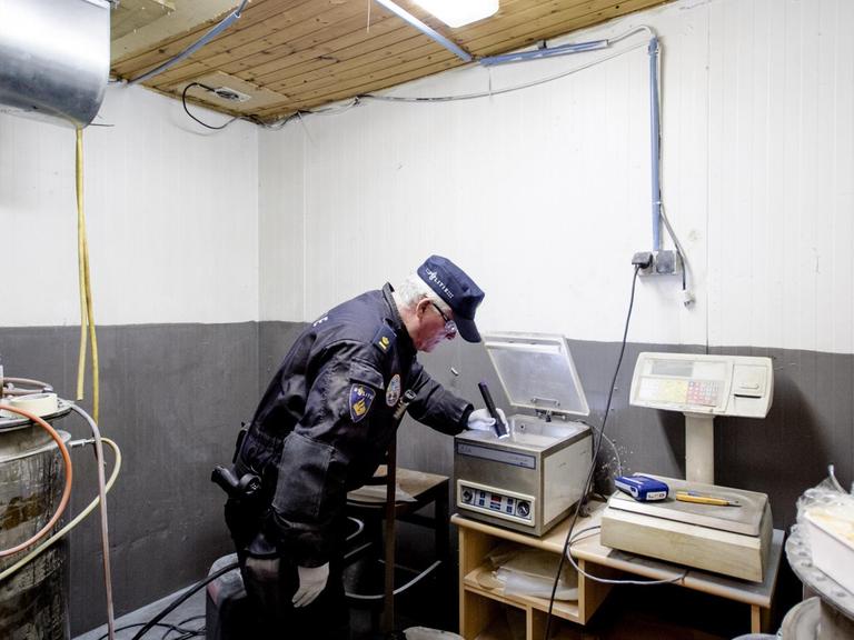 Polizisten entdecken bei einer Razzia ein Drogenlabor in einer Scheune in Moergestel in den Niederlanden