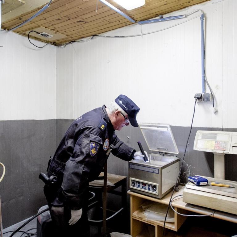 Polizisten entdecken bei einer Razzia ein Drogenlabor in einer Scheune in Moergestel in den Niederlanden
