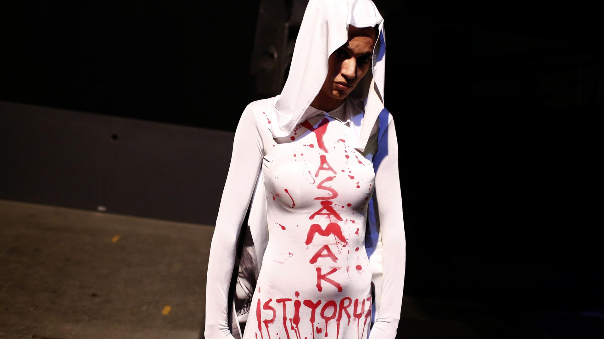 Ein Transsexueller während der Proben für die erste von der Lesbian, Gay, Bisexual und Transgender Initiative der Türkei organisierte Fashion Show im November 2014. Auf dem Kleid steht: Wir wollen leben. Ein Transsexueller während der Proben für die erste von der Lesbian, Gay, Bisexual und Transgender Initiative der Türkei organisierte Fashion Show im November 2014. Auf dem Kleid steht: Wir wollen leben.
