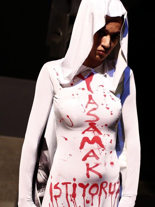Ein Transsexueller während der Proben für die erste von der Lesbian, Gay, Bisexual und Transgender Initiative der Türkei organisierte Fashion Show im November 2014. Auf dem Kleid steht: Wir wollen leben.