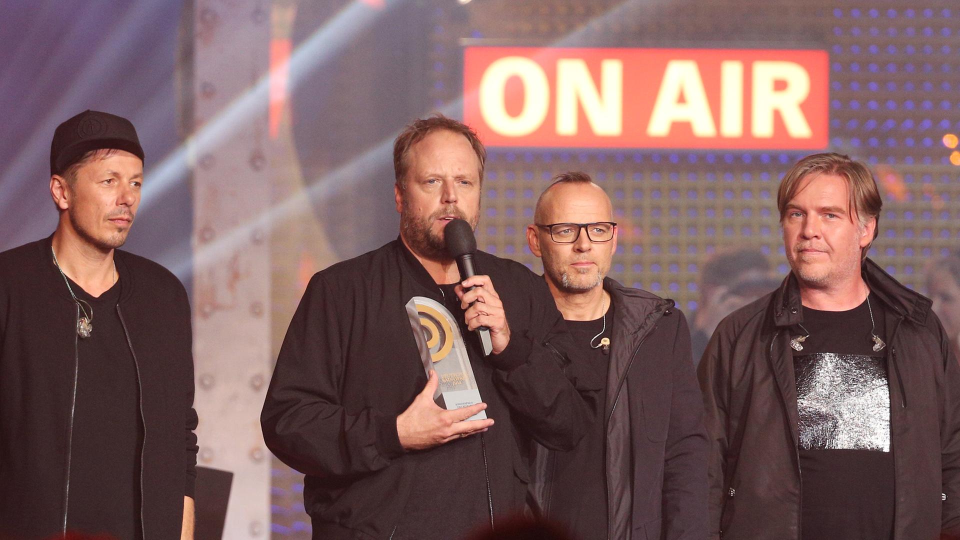 Die Fantastischen Vier bei der Verleihung des Deutschen Radiopreises 2014. (Michi Beck, Smudo, Thomas D und And. Ypsilon, v.l.) Die Fantastischen Vier bei der Verleihung des Deutschen Radiopreises 2014. (Michi Beck, Smudo, Thomas D und And. Ypsilon, v.l.)