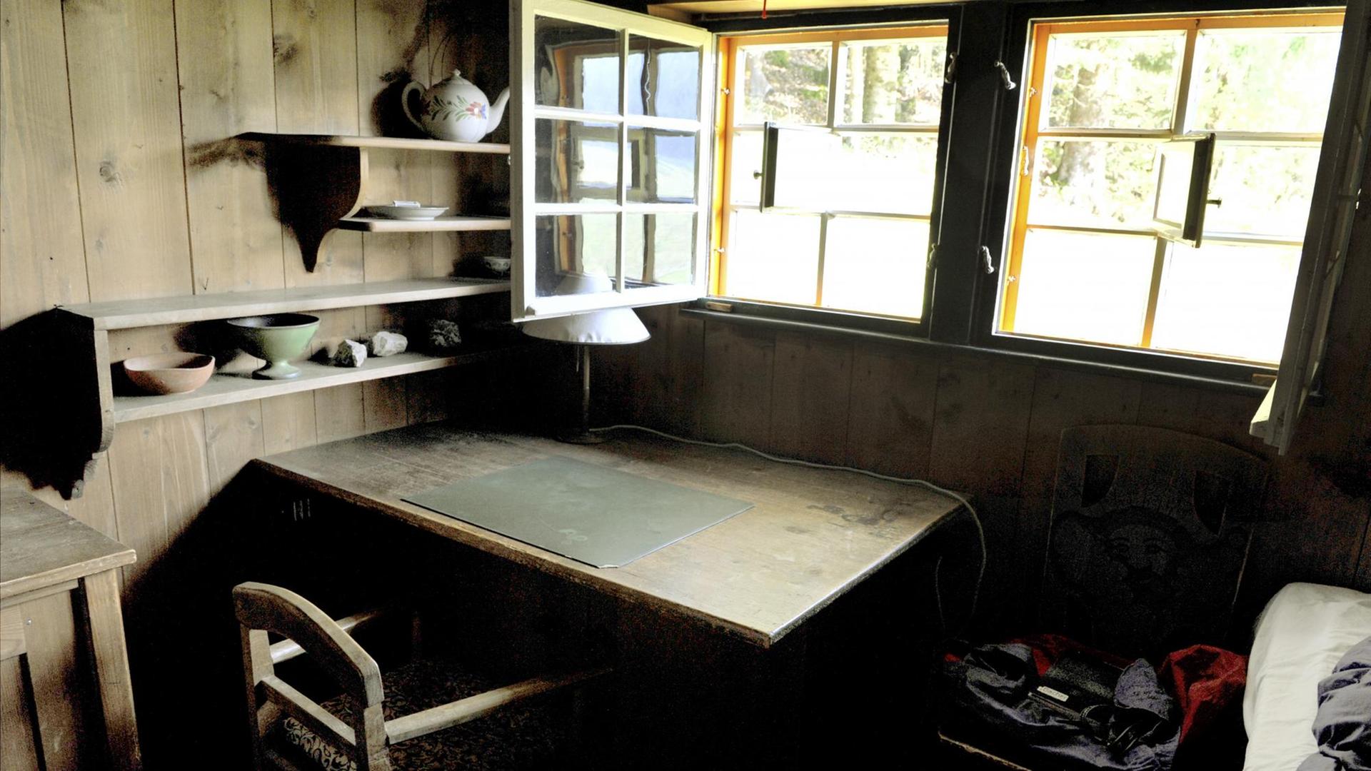 Schreibtisch von Martin Heidegger in der Berghütte des Philosophen in Todtnauberg im Schwarzwald (Baden-Württemberg). Schreibtisch von Martin Heidegger in der Berghütte des Philosophen in Todtnauberg im Schwarzwald (Baden-Württemberg).