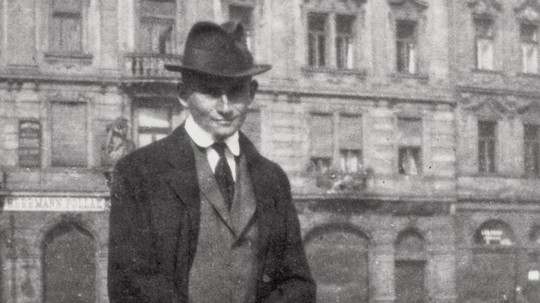 Schriftsteller Franz Kafka vor dem Haus der Familie; dem Oppelt Haus am Altstädter Ring in Prag. Tschechien. Photographie. 1922. Schriftsteller Franz Kafka vor dem Haus der Familie; dem Oppelt Haus am Altstädter Ring in Prag. Tschechien. Photographie. 1922.