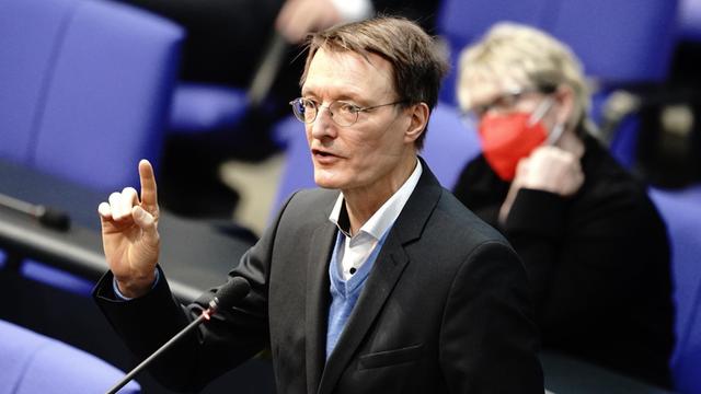 Gesundheitsexperte Karl Lauterbach (SPD) spricht bei einer Sitzung des Bundestags