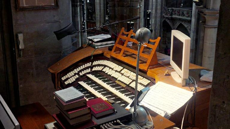 Statt dem bescheidenen Instrument soll im Prager Veitsdom bald eine Meisterorgel erklingen - so wünscht es sich zumindest die Kirchenleitung Statt dem bescheidenen Instrument soll im Prager Veitsdom bald eine Meisterorgel erklingen - so wünscht es sich zumindest die Kirchenleitung