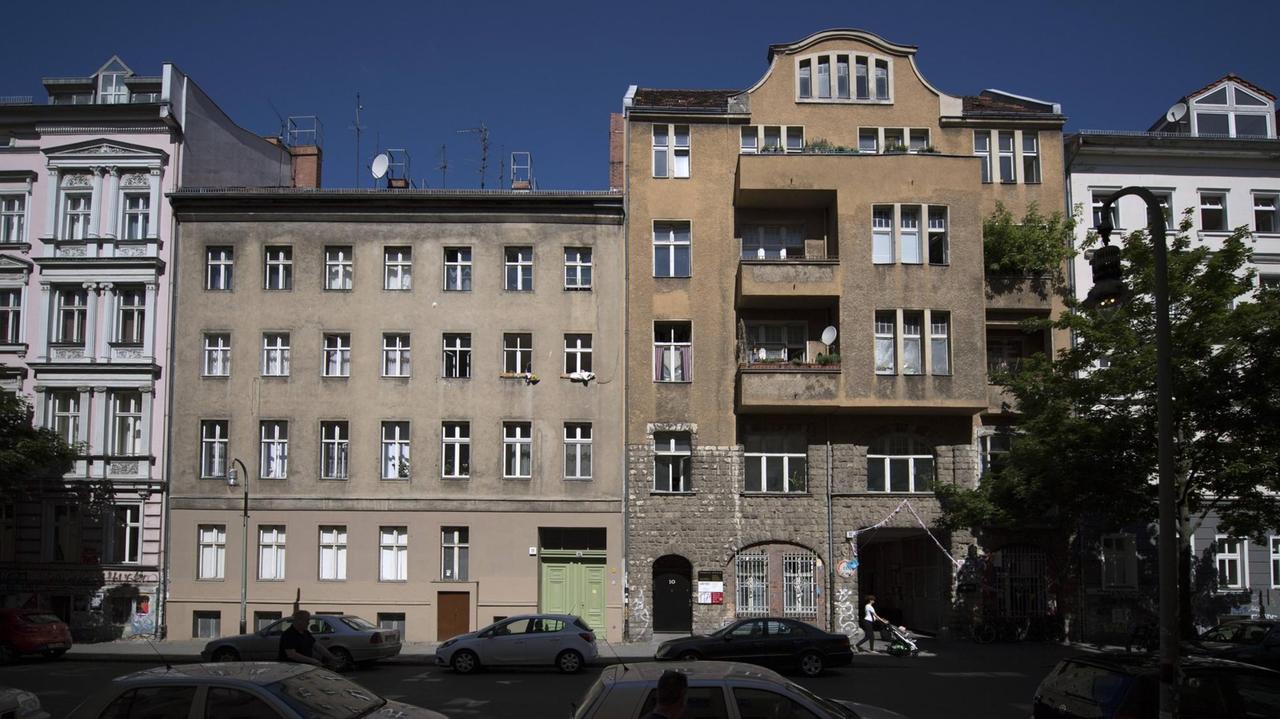 Das Haus in der Lausitzer Straße 10 und 11 in Kreuzberg, das durch die Initiative "Lause bleibt" bekannt geworden ist. Das Haus in der Lausitzer Straße 10 und 11 in Kreuzberg, das durch die Initiative "Lause bleibt" bekannt geworden ist.