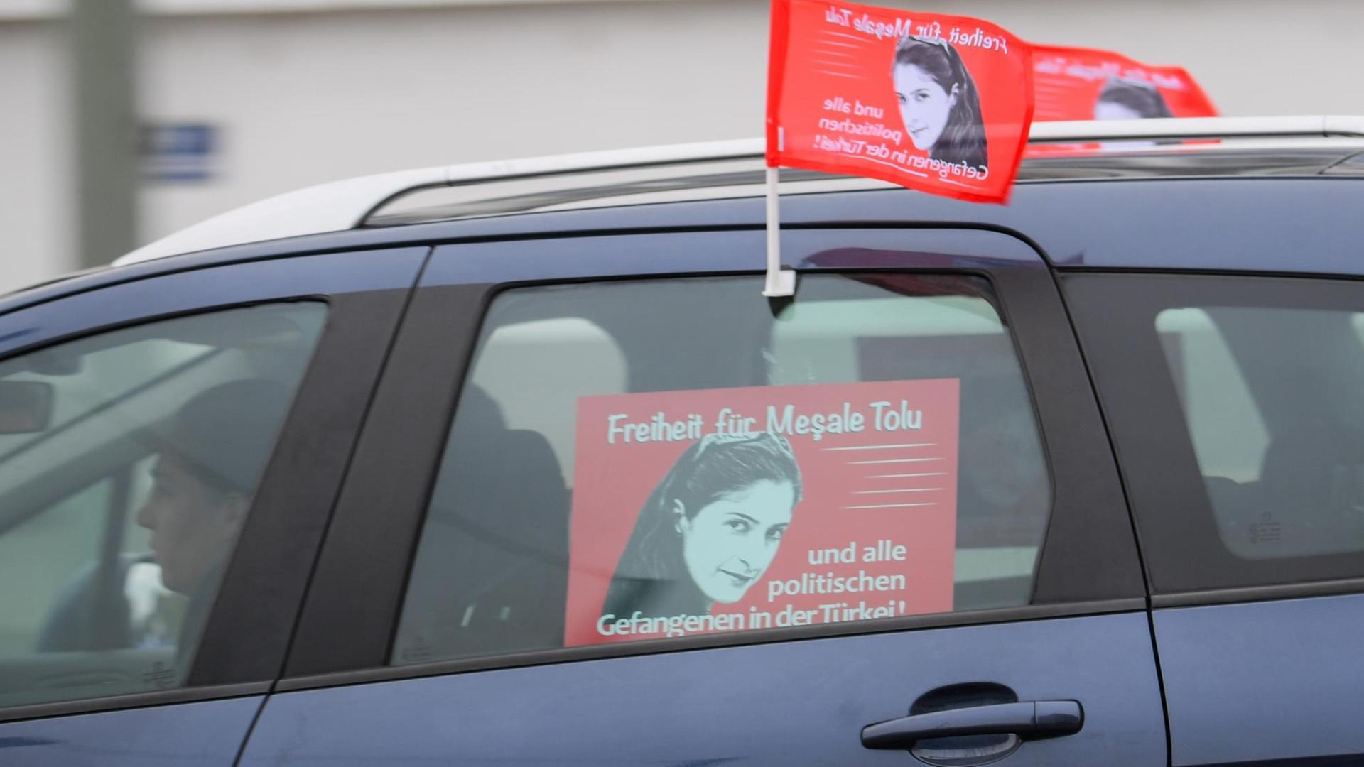 Ein Mann demonstriert für die Freiheit von Mesale Tolu und allen politischen Gefangenen in der Türkei in Frankfurt am Main (Hessen) mit Fahnen an seinem Auto. Ein Mann demonstriert für die Freiheit von Mesale Tolu und allen politischen Gefangenen in der Türkei in Frankfurt am Main (Hessen) mit Fahnen an seinem Auto.