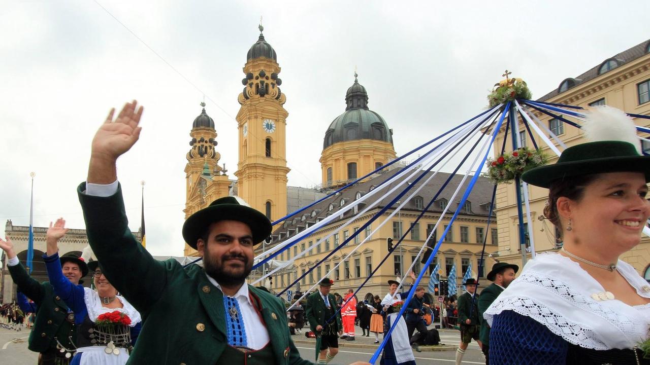 Ein traditioneller Trachten- und Schützenzug des Festrings München mit teilnehmenden Gruppen aus vielen Ländern am ersten Wiesn-Sonntag von der Innenstadt zur Theresienwiese, München, Bayern. Ein traditioneller Trachten- und Schützenzug des Festrings München mit teilnehmenden Gruppen aus vielen Ländern am ersten Wiesn-Sonntag von der Innenstadt zur Theresienwiese, München, Bayern.