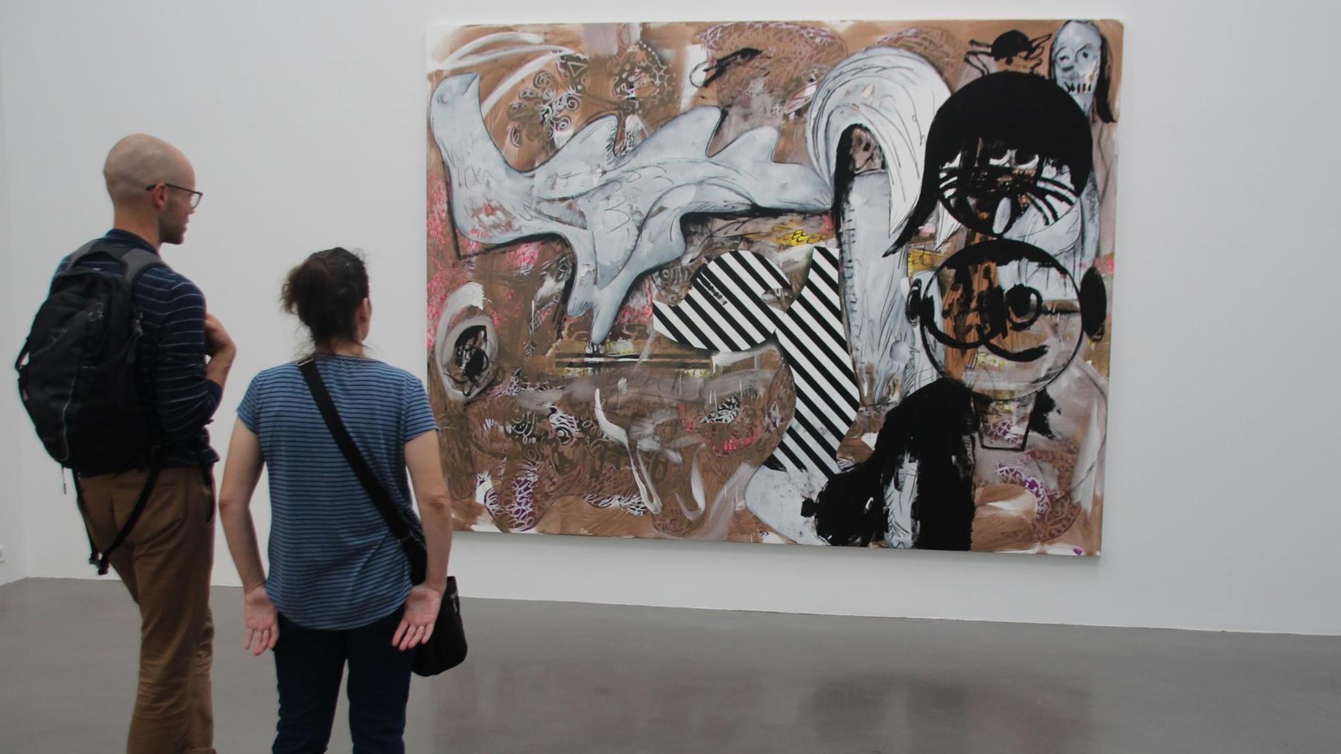 Besucher betrachten das Werk "Vandals Whithout Sandals" von Charline von Heyl in der Galerie Petzel im Südwesten Manhattans. Besucher betrachten das Werk "Vandals Whithout Sandals" von Charline von Heyl in der Galerie Petzel im Südwesten Manhattans.
