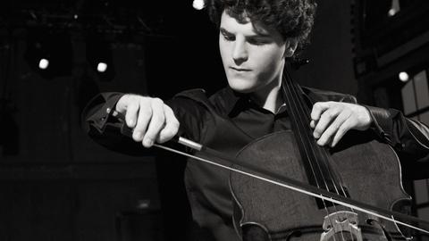 Der Cellist Gabriel Schwabe spielt auf seinem 400 Jahre altem Violoncello
