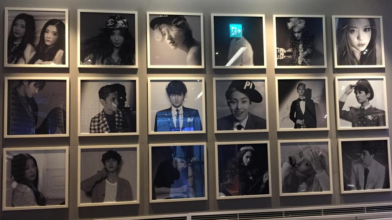 In einem Fanshop für K-Pop in Seoul in Südkorea hängen Fotos der Stars in Bilderrahmen an der Wand In einem Fanshop für K-Pop in Seoul in Südkorea hängen Fotos der Stars in Bilderrahmen an der Wand